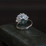 18K white gold ring with emerald (2.10ct approx.) And diamonds (1.20ctw approx.)