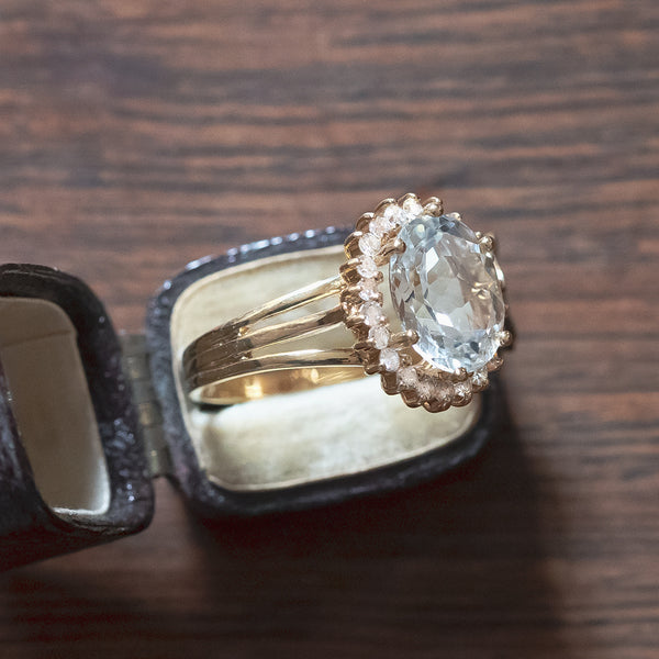 Anello a margherita vintage in oro 14K con acquamarina (6ct ca.) e diamanti (0.44ctw ca.), anni ‘60/‘70