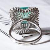 Vintage „Ballerina“-Ring aus 18 Karat Weißgold mit kolumbianischem Smaragd (ca. 3.60 ct) und Diamanten (ca. 2.24 ctw)