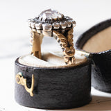 Vintage-Ring im antiken Stil aus 18 Karat Gold und Silber mit einem zentralen Diamanten im Rosenschliff (ca. 2.20 ct) und Diamanten im Rosettenschliff