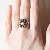 Vintage-Ring im antiken Stil aus 18 Karat Gold und Silber mit einem zentralen Diamanten im Brillantschliff (ca. 0.30 ct) und Diamanten im Rosettenschliff