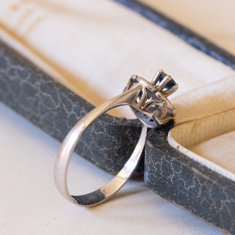 Anello vintage a margherita in oro bianco 14K con zaffiro e diamanti, anni ‘60