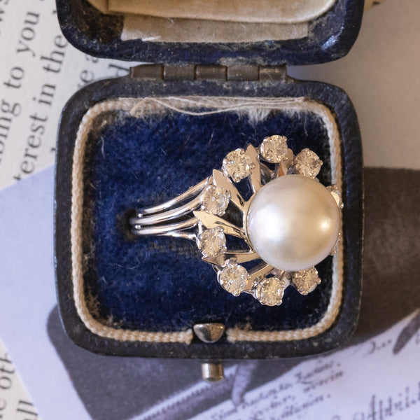 Vintage 18K white gold daisy ring with pearl and diamonds (approx. 1ctw), 1980s / 1990s