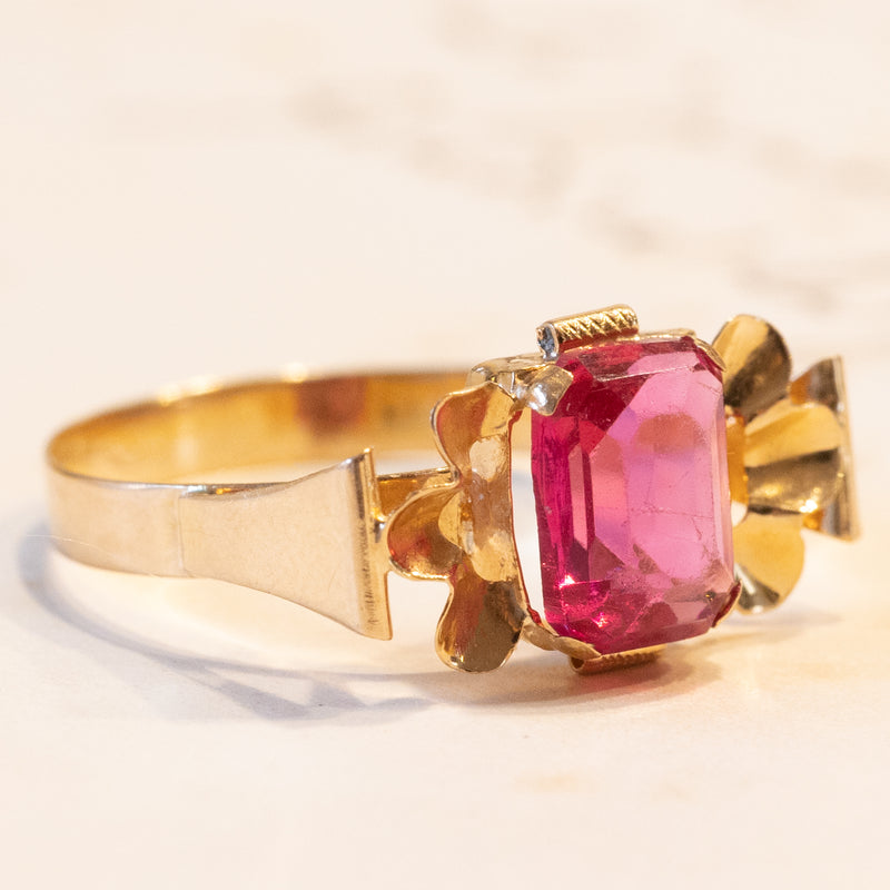Anello vintage in oro 18K con pasta di vetro rosa, anni ‘60