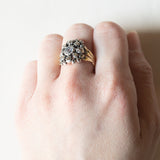 Vintage-Ring im antiken Stil aus 18 Karat Gold und Silber mit einem zentralen Diamanten im Brillantschliff (ca. 0.30 ct) und Diamanten im Rosettenschliff