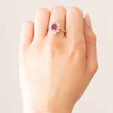 Vintage Ring aus 18 Karat Weißgold mit Rubinen (ca. 0.70 ct) und Diamanten (ca. 0.50 ctw), 60er/70er Jahre