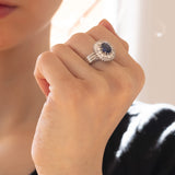 Anello vintage in oro bianco 14K con zaffiro (1.76ct ca.) e diamanti (2ctw ca.), anni ‘70/‘80