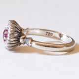 Винтажное кольцо из 18-каратного белого золота с рубином (около 0.10 карата) и бриллиантами (около 0.60 карата) с ромашками, 70-е годы