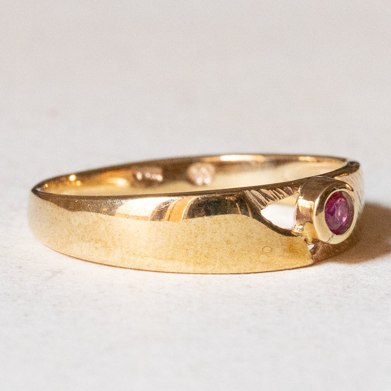 Anello a fascia in oro 9K con rubino, anni ‘50/‘60