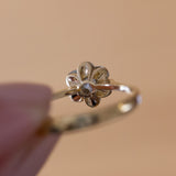 Solitaire in 18K gold with a brilliant cut diamond of approx. 0.15 ct, 1940s