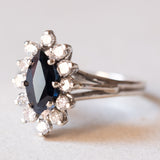 Vintage 18 Karat Weißgold Saphir (ca. 0.90 ct) und Diamanten (ca. 0.36 ctw) Gänseblümchenring, 70er Jahre