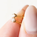 18 Karat Gelbgold-Ohrringe mit hellen Punkten und Diamanten im Brillantschliff (ca. 0.12 Karat)