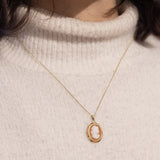 Ciondolo vintage in oro 14K con cammeo su conchiglia, anni ‘60