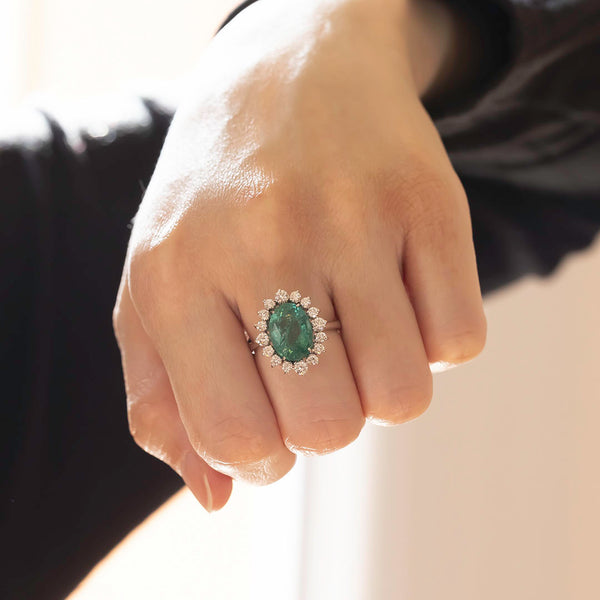 18K white gold daisy ring with emerald (4.47ct) and brilliant cut diamonds (0.76ct)
