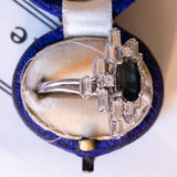 Anello a margherita vintage in oro bianco 18K con zaffiro (2ct ca.) e diamanti (1.40ctw ca.), anni ‘70