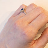 Vintage Gänseblümchenring aus 18 Karat Weißgold mit Saphir (ca. 0.35 ct) und Diamanten (ca. 0.15 ctw), 60er/70er Jahre