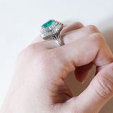 Vintage „Ballerina“-Ring aus 18 Karat Weißgold mit kolumbianischem Smaragd (ca. 3.60 ct) und Diamanten (ca. 2.24 ctw)