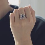 Vintage 14K white gold daisy ring with sapphire (1.10ct approx.) And diamonds (0.48ctw approx.), 60s / 70s