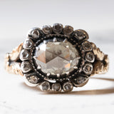 Vintage-Ring im antiken Stil aus 18 Karat Gold und Silber mit einem zentralen Diamanten im Rosenschliff (ca. 2.20 ct) und Diamanten im Rosettenschliff