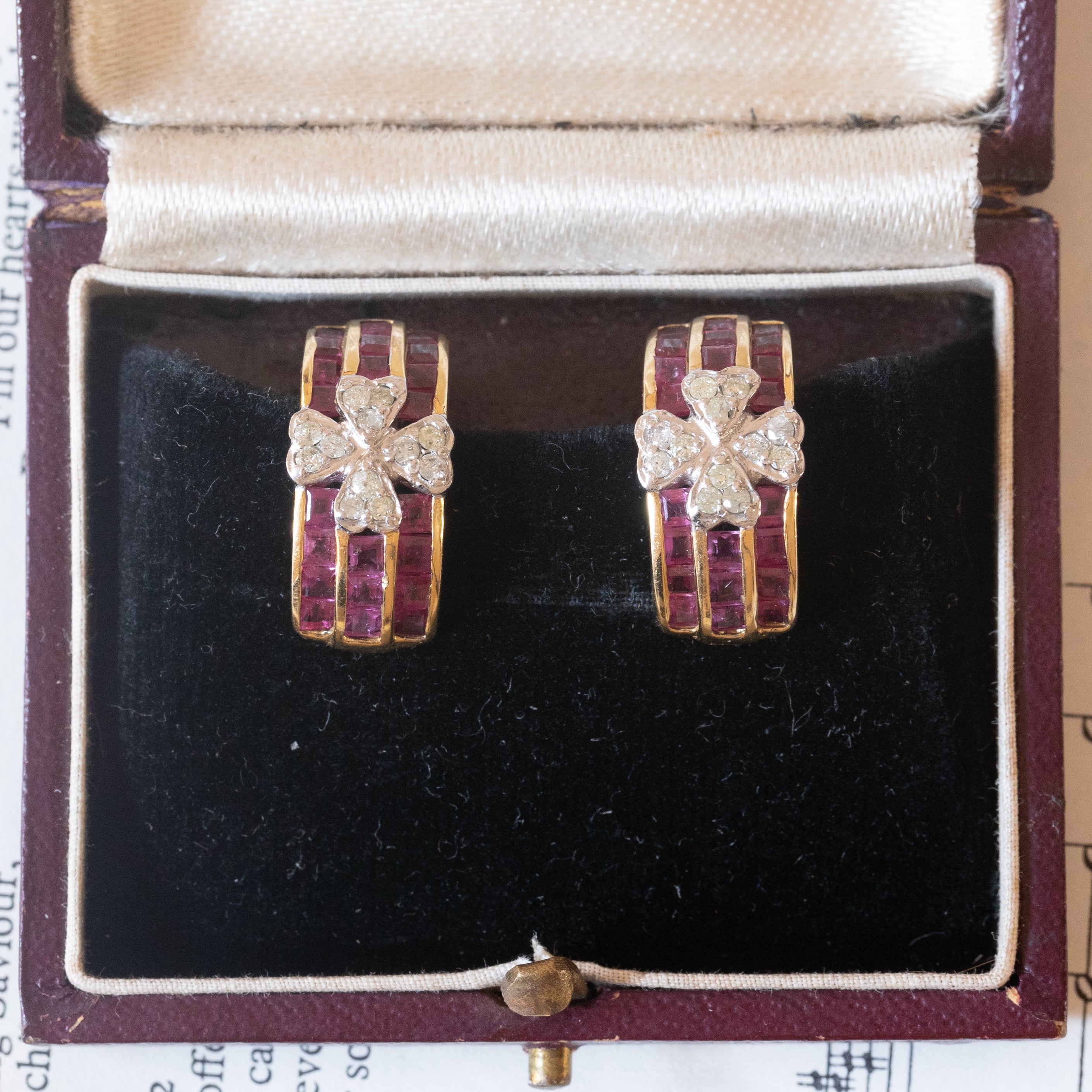 Boucles d'oreilles créoles or jaune ciselé - Bijoux anciens rétro Boucles d'oreilles créoles or jaune ciselé - Bijoux anciens rétro