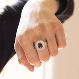 Anello vintage in oro bianco 14K con zaffiro (1.76ct ca.) e diamanti (2ctw ca.), anni ‘70/‘80
