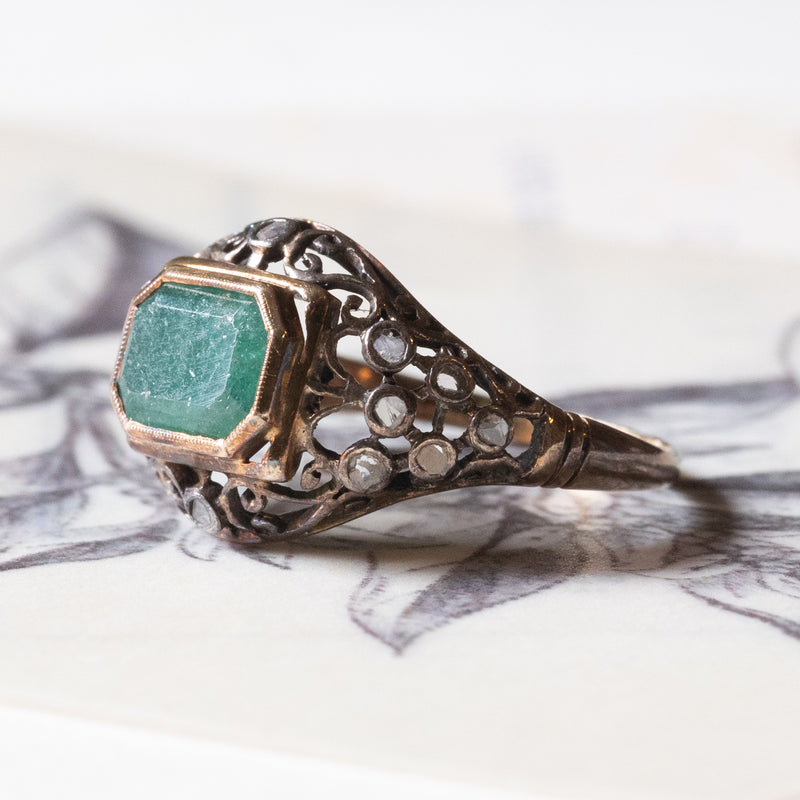 Anello antico in oro 18K e argento con smeraldo e diamanti di taglio rosetta, primi del ‘900