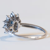 Vintage 18 Karat Weißgold Saphir (ca. 0.50 ct) und Diamanten (ca. 0.05 ctw) Gänseblümchenring, 60er Jahre