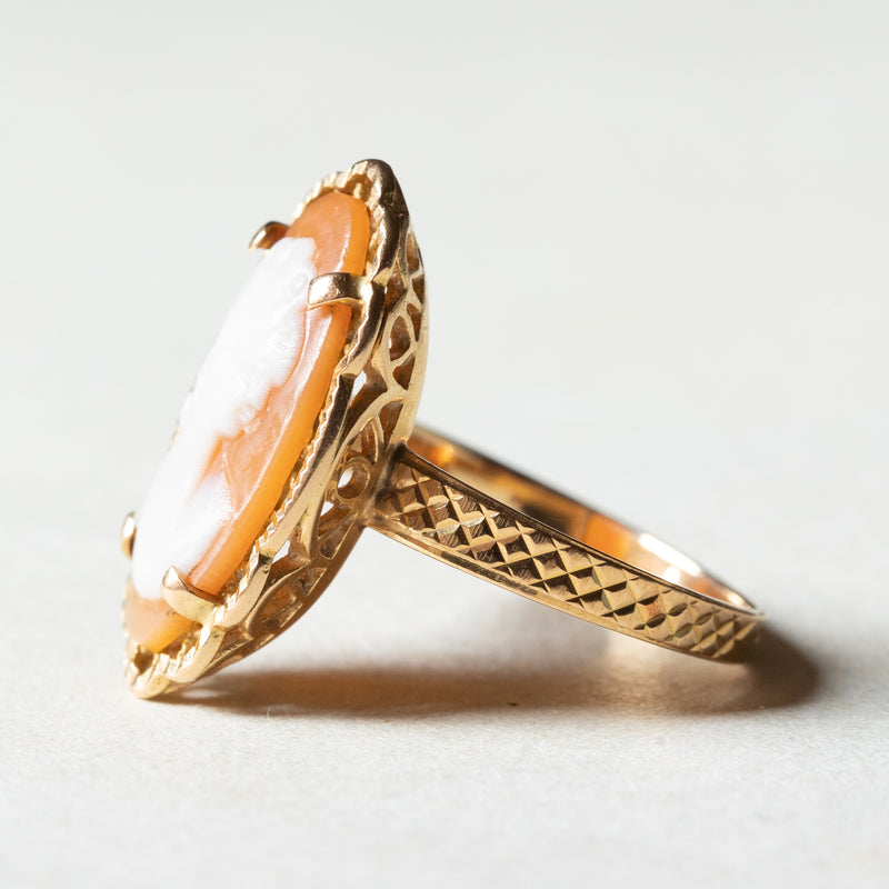 Anello vintage in oro 18K con cammeo su conchiglia, anni ‘50/‘60