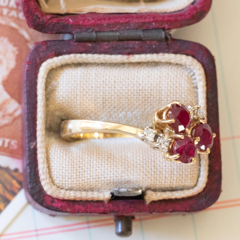 Anello vintage in oro 18K con rubini (1.30ctw ca.) e diamanti (0.10ctw ca.), anni ‘70