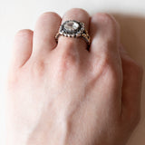 Vintage-Ring im antiken Stil aus 18 Karat Gold und Silber mit einem zentralen Diamanten im Rosenschliff (ca. 2.20 ct) und Diamanten im Rosettenschliff