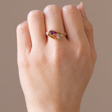 Anello vintage in oro giallo 18K con rubino (0.90ct ca.) e diamanti (0.20ctw ca.), anni ‘70/‘80