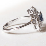 Anello vintage a margherita in oro bianco 18K con zaffiro (0.50ct ca.) e diamanti (0.30ctw ca.), anni ‘60