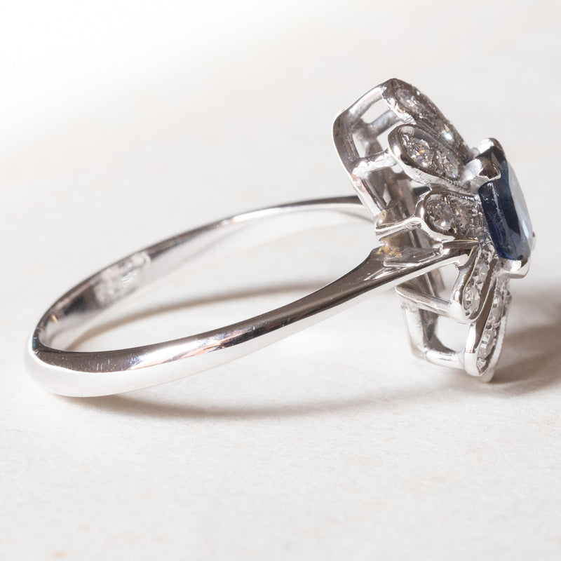Anello vintage a margherita in oro bianco 18K con zaffiro (0.50ct ca.) e diamanti (0.30ctw ca.), anni ‘60