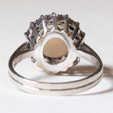 đ Vintage-GĂ€nseblĂŒmchenring aus 18 Karat WeiĂgold mit Opal (ca. 3 Karat) und Diamanten im Brillantschliff (ca. 0.42 Karat), 70er Jahre