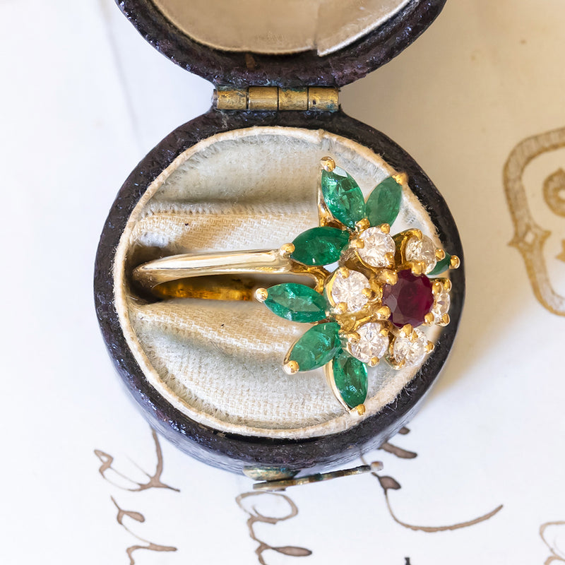 Anello vintage in oro 18K con diamanti (0.50ctw ca.), rubino (0.30ct ca.) e smeraldi (0.90ctw ca.), anni ‘70/‘80