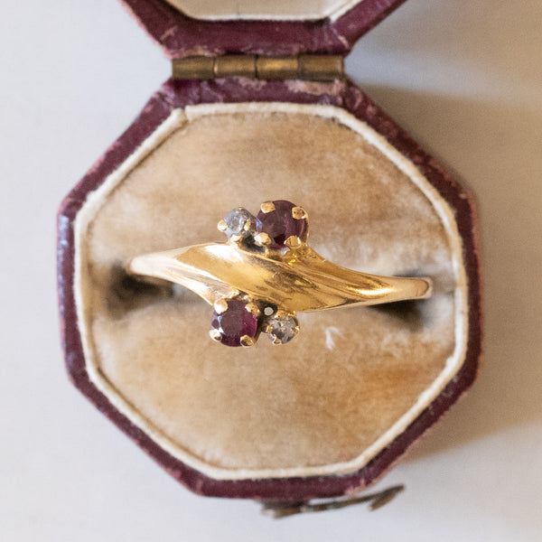 Anello vintage in oro 18K con rubini e paste di vetro bianche, anni ‘50/‘60