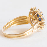 Anello vintage a margherita in oro giallo 18K con zaffiro (0.47ct ca.) e diamanti (0.84ctw ca.), anni ‘60