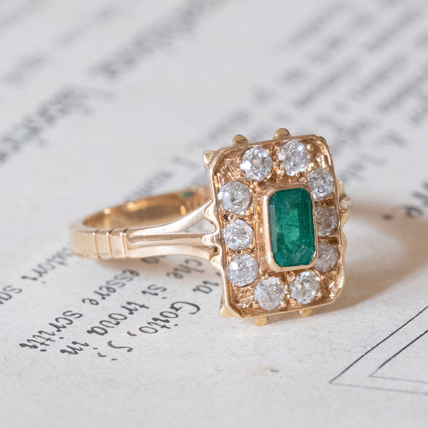Anello vintage a margherita in oro 18K con smeraldo (0.60ct ca.) e diamanti (0.80ctw ca.), anni ‘70