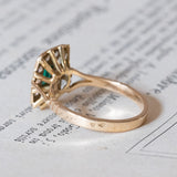 Anello vintage a margherita in oro 18K con smeraldo (0.60ct ca.) e diamanti (0.80ctw ca.), anni ‘70
