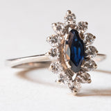 Vintage Gänseblümchenring aus 18 Karat Weißgold mit Saphir (ca. 0.25 ct) und Diamanten (ca. 0.24 ctw), 60er/70er Jahre