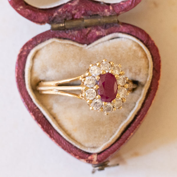 Anello vintage a margherita in oro 18K con rubino (0.95ct ca.) e diamanti (0.50ctw ca.), anni ‘70