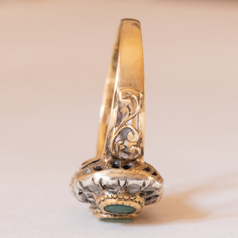 Anello vintage in stile antico in oro giallo 18K e argento con smeraldi (0.80ctw ca.) e diamanti (0.36ctw ca.), anni '60