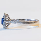 Vintage Gänseblümchenring aus 18 Karat Weißgold mit Saphir (ca. 0.35 ct) und Diamanten (ca. 0.15 ctw), 60er/70er Jahre