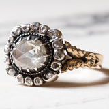 Vintage-Ring im antiken Stil aus 18 Karat Gold und Silber mit einem zentralen Diamanten im Rosenschliff (ca. 2.20 ct) und Diamanten im Rosettenschliff