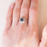 Vintage Gänseblümchenring aus 18 Karat Weißgold mit Saphir (ca. 0.60 ct) und Diamanten (ca. 0.06 ctw), 60er/70er Jahre