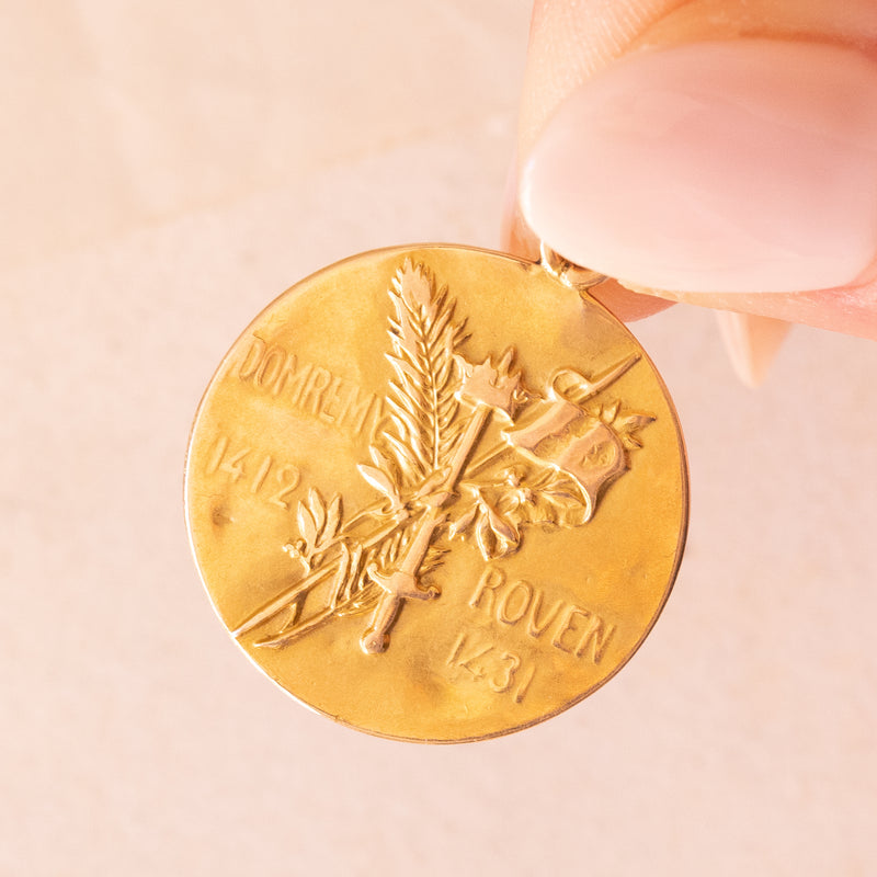 Ciondolo francese vintage con Giovanna d’Arco in oro giallo 18K