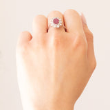 Vintage Ring aus 18 Karat Weißgold mit Rubinen (ca. 0.70 ct) und Diamanten (ca. 0.50 ctw), 60er/70er Jahre