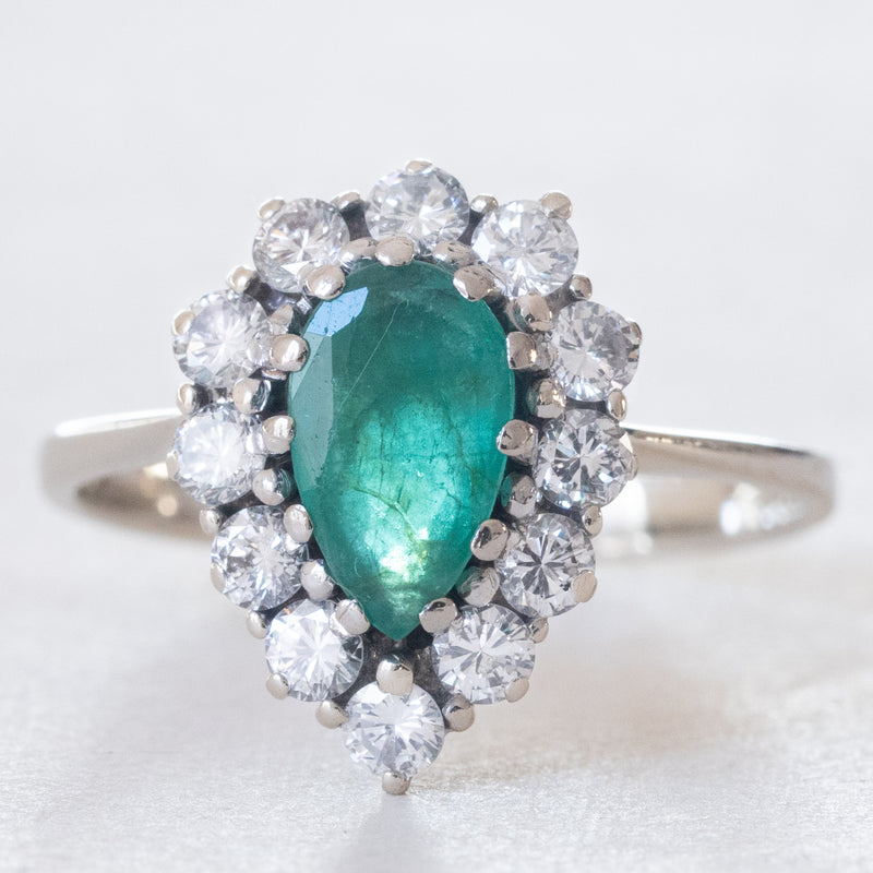 Anello vintage in oro bianco 18K con smeraldo a goccia (0.80ct ca.) e diamanti di taglio brillante (0.60ctw ca.), anni ‘60/‘70
