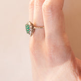 Anello vintage in oro bianco 18K con smeraldo a goccia (0.80ct ca.) e diamanti di taglio brillante (0.60ctw ca.), anni ‘60/‘70