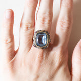 Anello vintage in stile antico in oro 18K e argento con zaffiro e rubini